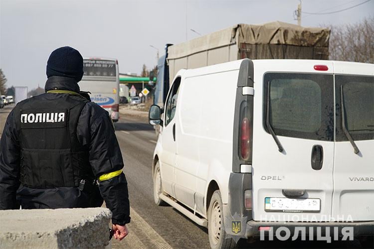 Поліцейські Тернопільщини посилено забезпечують правопорядок і реагують на повідомлення громадян