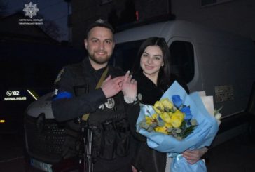 Кохання під час війни: у Тернополі патрульний Олександр Кравчук та його дівчина Олександра стали чоловіком і дружиною