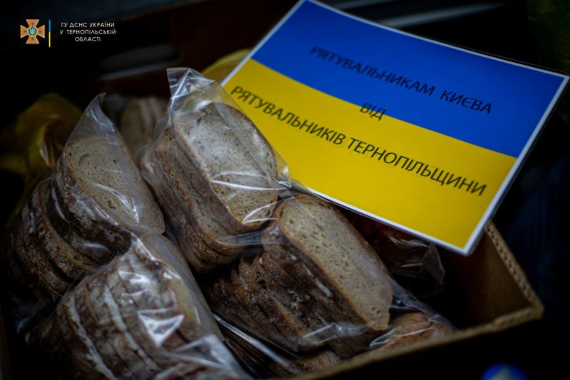 Тернопільські рятувальники відправили харчі, воду та речі першої необхідності київським колегам