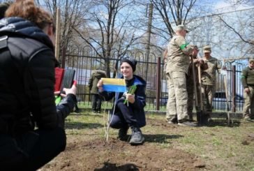 На Тернопільщині військові з переселенцями висадили символічну калинову алею