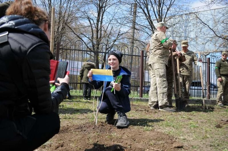 На Тернопільщині військові з переселенцями висадили символічну калинову алею