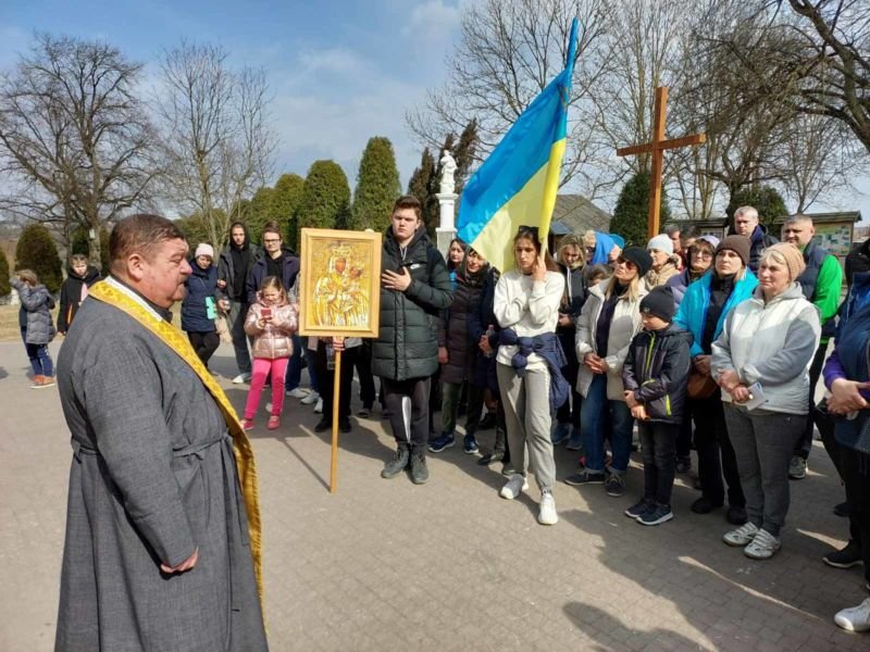 У Зарваниці на Тернопільщині віряни разом з переселенцями молилися за мир в Україні