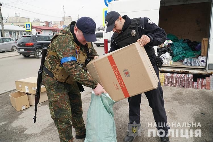 Житель Тернопільщини зі свого авто торгував “лівими” цигарками та спиртом: “добра” мав на 100 тисяч гривень   ﻿