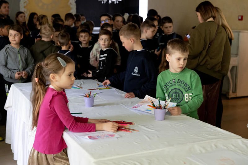 У Тернополі діти-переселенці навчалися розпису писанок, декупажу свічок та декоруванню великодніх кошиків