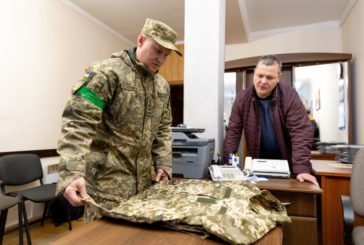 Для захисників з Тернопільщини, які відправляються на передову, передали 300 комплектів військової форми