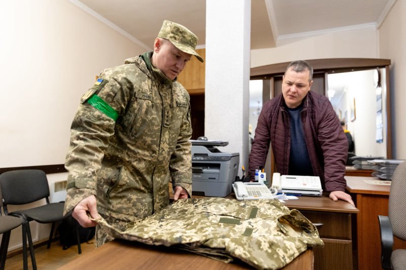 Для захисників з Тернопільщини, які відправляються на передову, передали 300 комплектів військової форми