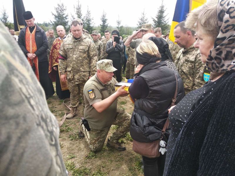 На Тернопільщині провели в останню дорогу захисника України Віталія Мамунька