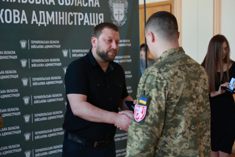Начальник Тернопільської ОВА Володимир Труш нагородив захисників, які воювали у найгарячіших точках