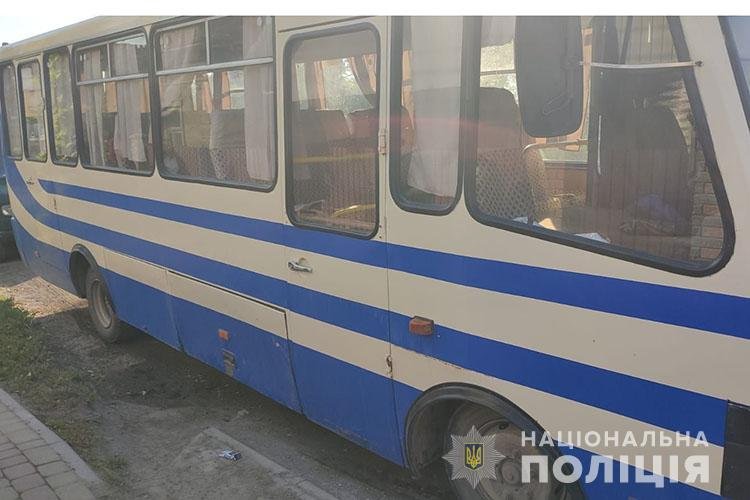 У Чортківському районі загинула 46-річна жінка, випавши з автобуса