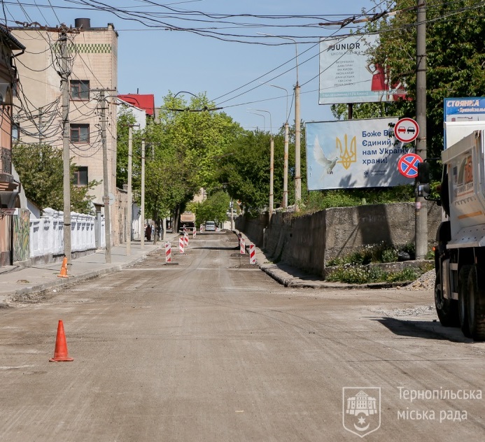 На дорогах Тернополя оновлюють асфальтобетонне покриття: де тривають ремонтні роботи