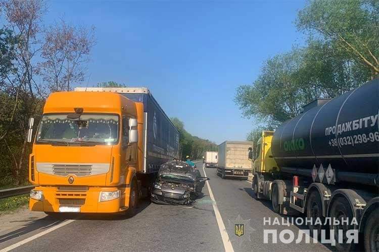 У ДТП на Тернопільщині зіткнулося шість транспортних засобів, одна дитина в лікарні