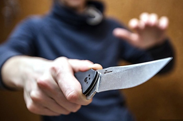 На Тернопільщині господар будинку вдарив ножем сусіда: потерпілий у реанімації