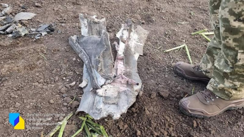 Старої модифікації: на Тернопільщині показали місце збитої ворожої ракети та її уламки (ФОТО)