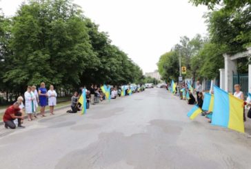 Навколішки і з синьо-жовтими стягами: жителі Борщівської громади на Тернопільщині зустріли загиблого на війні земляка