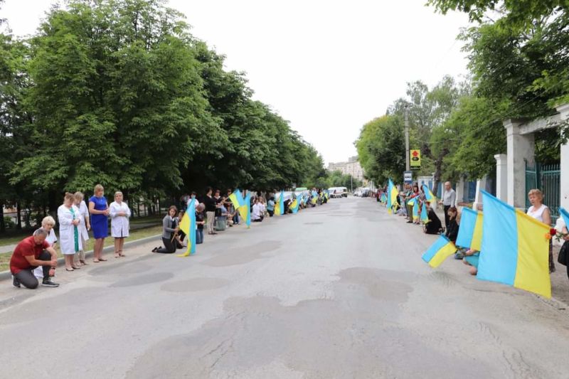 Навколішки і з синьо-жовтими стягами: жителі Борщівської громади на Тернопільщині зустріли загиблого на війні земляка