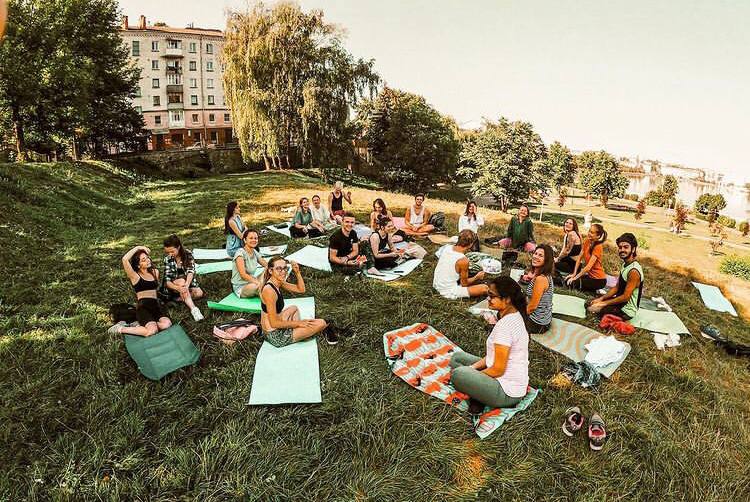 На ранкових заняттях з йоги у Тернополі допомагають людям впоратись зі стресом
