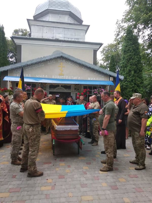 Йдуть у вічність українські Герої: на Тернопільщині попрощалися з воїном Віктором Росінчуком