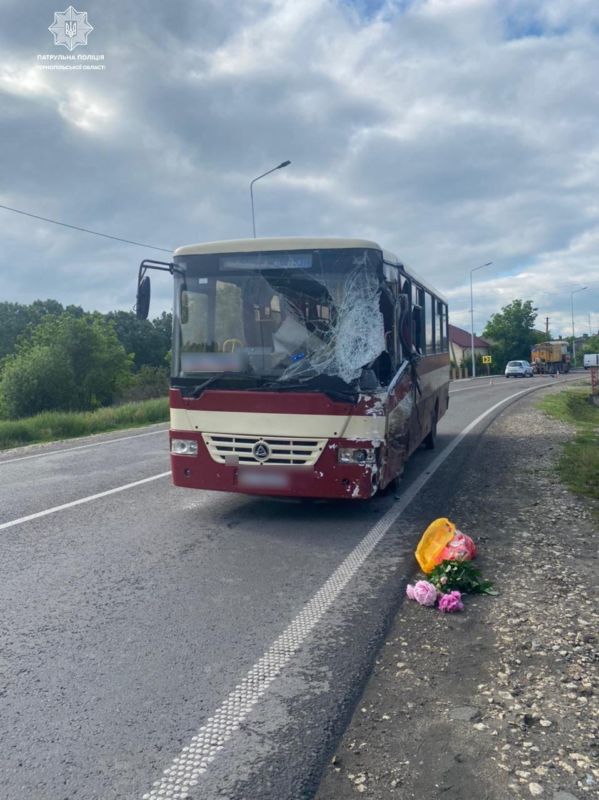 На Тернопільщині зіткнулися Volkswagen і рейсовий автобус: є постраждалі