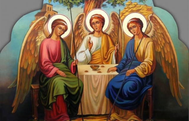 Нині – Свято Трійці: у всіх українських храмах люди моляться за мир