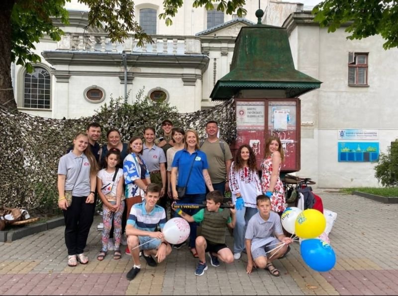 У Тернополі учасники Спілки Української Молоді провели благодійний ярмарок, щоб зібрати кошти для ЗСУ