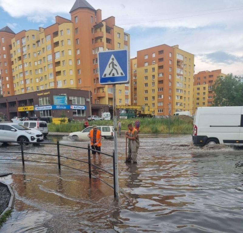 За лічені хвилини в Тернополі випала місячна норма опадів