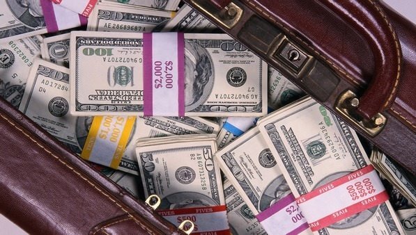 У Тернополі касир банку розтратила понад $20 000 клієнтів