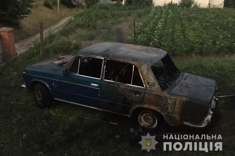 Любов підштовхнула на злочин: у Тернополі ревнивець підпалив авто свого суперника