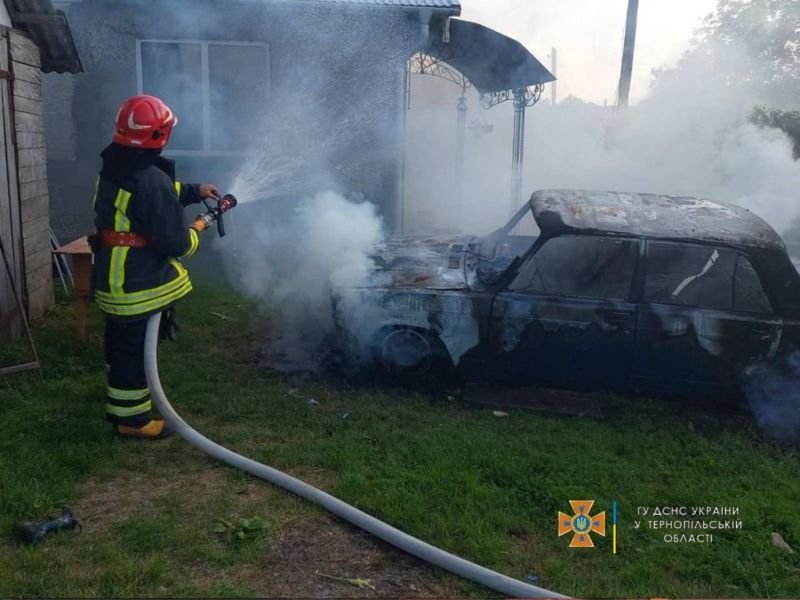 На Тернопільщині горіли автобус і легковик