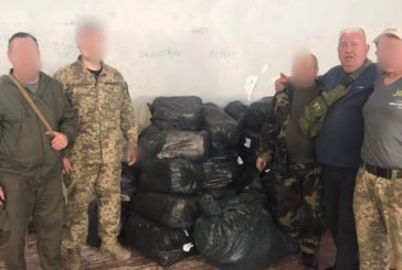 Водії та волонтери центру «Допомога армії від Тернополя» доставили військовим на передову посилки від рідних