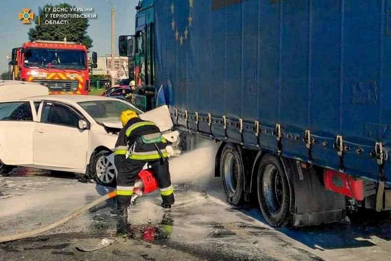 У Тернополі потрапили в аварію одразу три автівки