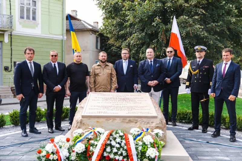 На Тернопільщині відкрили сквер пам’яті Марії та Лєха Качинських