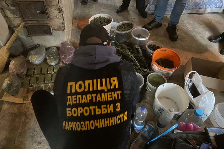 Сховок коноплі в приватному будинку виявили на Тернопільщині