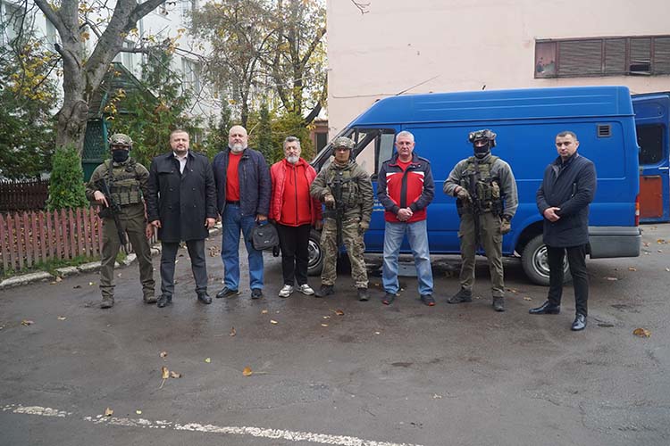 Волонтери Тернополя передали для спецпризначенців поліції автомобіль