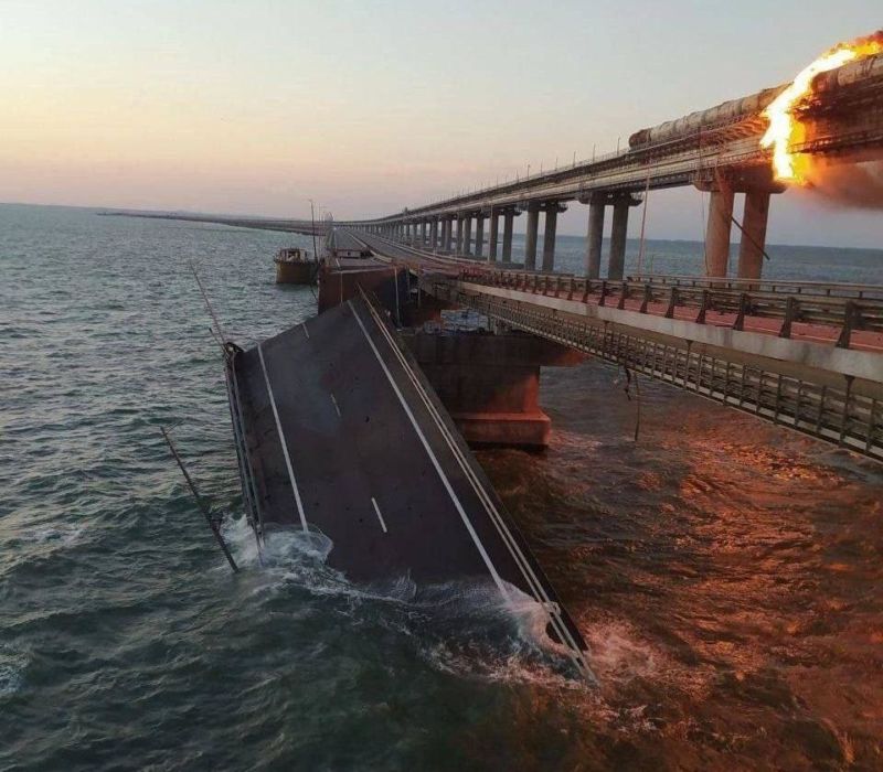 Горить, палає: на Кримському мосту сталася масштабна пожежа (фото)