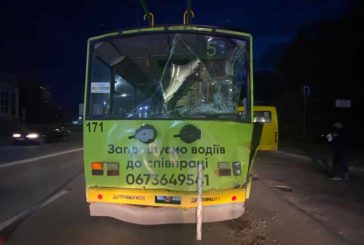 У Тернополі маршрутка зіткнулася з тролейбусом: травмувалися п’ятеро людей