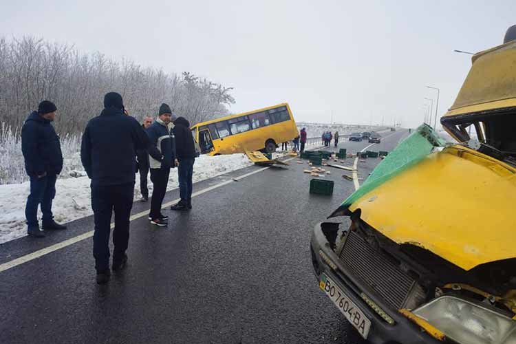На Тернопільщині рейсовий автобус потрапив  у аварію, 11 людей постраждало
