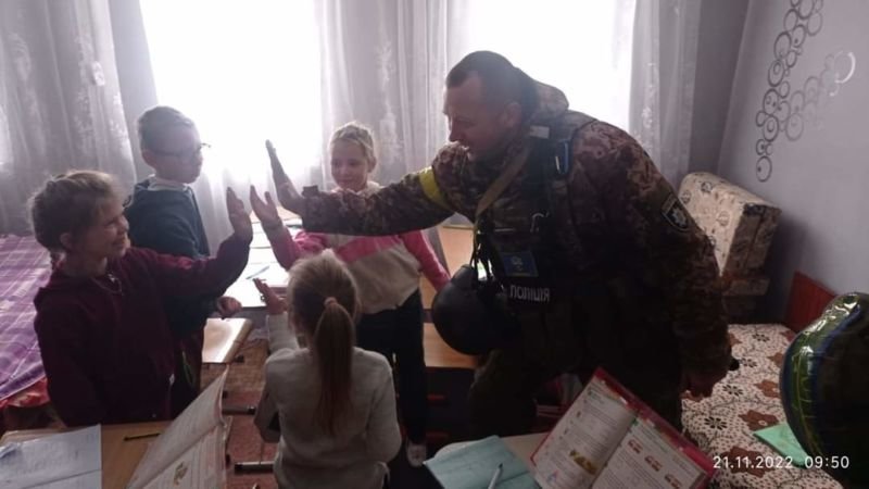 Тернопільські поліцейські розповіли історію вчительки з Харківщини, яка залишається на війні зі своїми учнями