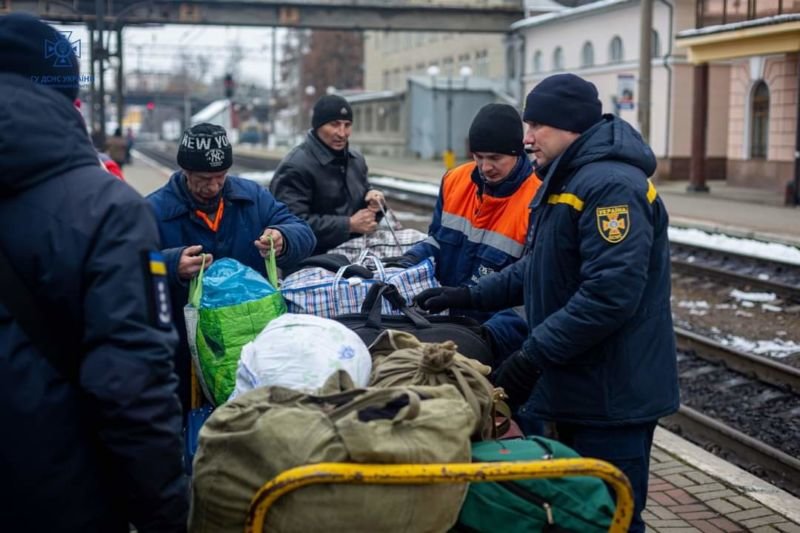 Ще один евакуаційний потяг з Донеччини зустріли в Тернополі (ФОТО)