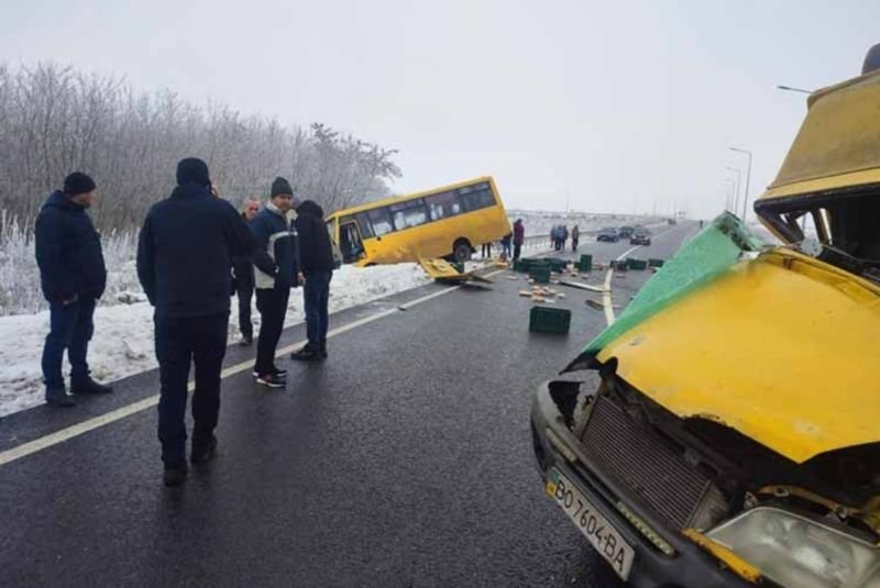 На Тернопільщині рейсовий автобус зіткнувся з хлібовозкою: 11 потерпілих