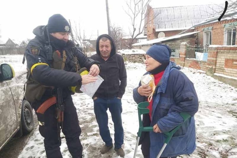 Тернопільські поліцейські допомагають людям на звільнених територіях Харківщини (ФОТО)