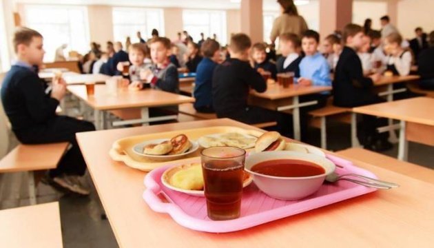 У тернопільських школах і садках безкоштовно годуватимуть дітей, чиї батьки захищають Україну на війні
