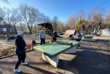 Аквапарк, теніс, в'язання для ЗСУ: у Тернополі організовують заходи для пенсіонерів