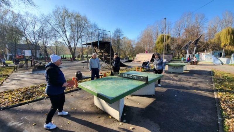 Аквапарк, теніс, в’язання для ЗСУ: у Тернополі організовують заходи для пенсіонерів