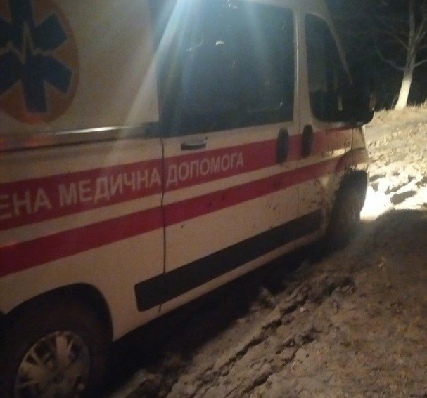 На Тернопільщині рятувальники витягнули швидку допомогу, яка застрягла в болоті