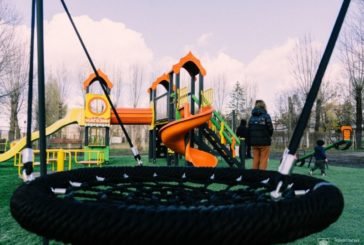 У тернопільському парку відкрили новий дитячий майданчик