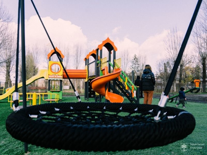 У тернопільському парку відкрили новий дитячий майданчик