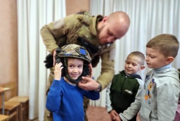 У Тернополі батьки дошкільнят зібрали допомогу для військових, а діти подарували малюнки й популярну пісню