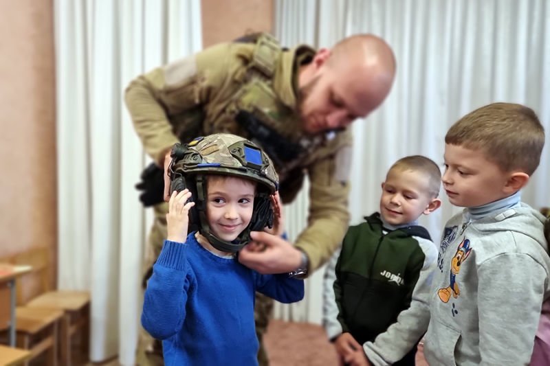 У Тернополі батьки дошкільнят зібрали допомогу для військових, а діти подарували малюнки й популярну пісню