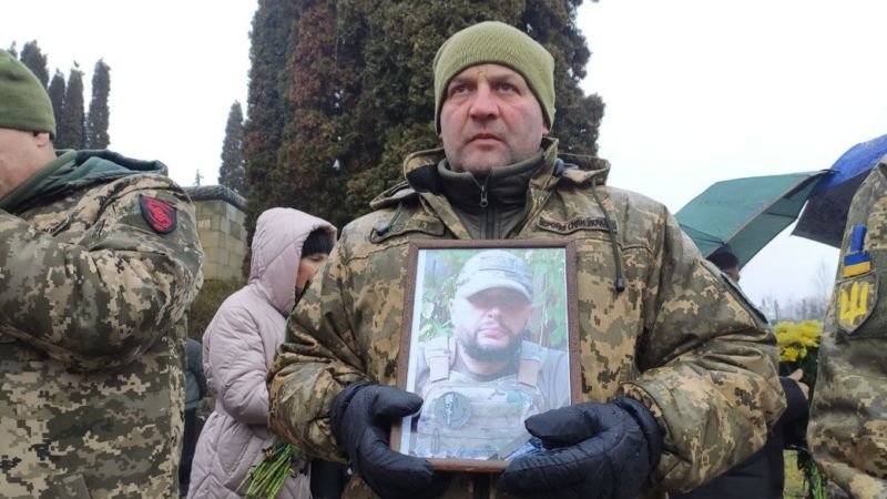 Без страху виконував бойові завдання: у Тернополі попрощалися із снайпером Олегом Зубиком