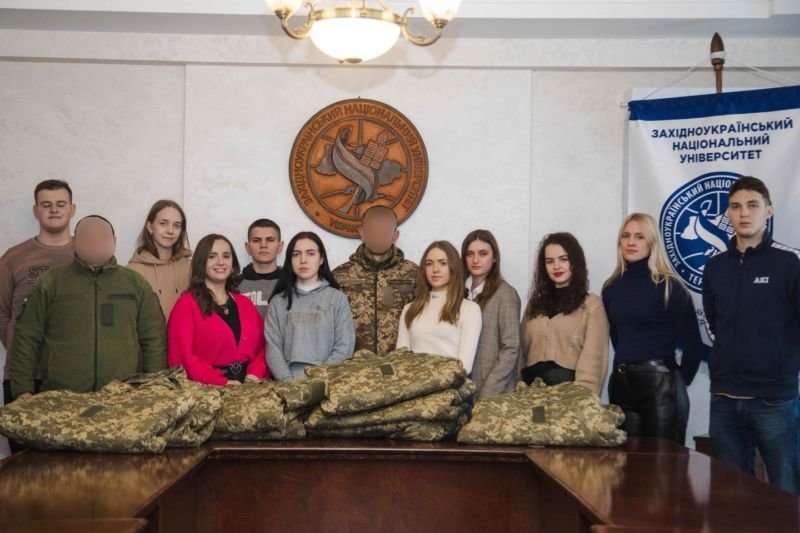 Студенти класичного університету Тернополя передали теплий одяг для військових